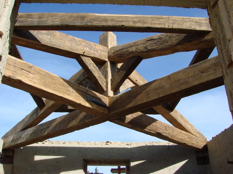 charpente en vieux bois pour auvent à Gordes en Provence et Luberon 84